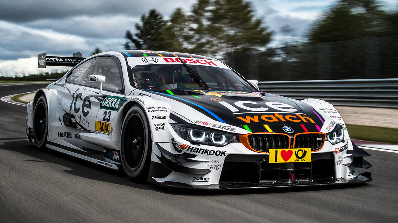 Carro de corrida branco BMW DTM com patrocínio Ice Watch em pista de corrida sob céu nublado.